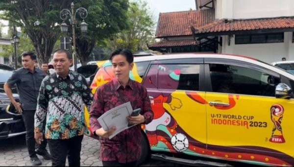 Gibran Rakabuming Raka Serahkan Surat Pengunduran Diri sebagai Wali Kota Solo
