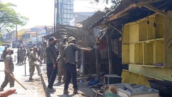 Satpol PP Sumedang Lakukan Penertiban Bangunan di Trotoar Desa Cipacing