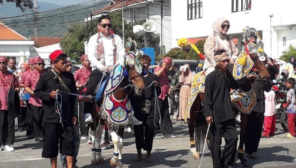 Kesenian Khas Sumedang Hiasi Pembukaan Aroma Sendja Festival