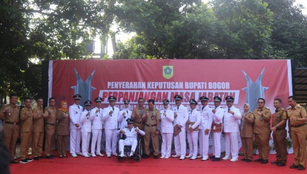 Pj Bupati Bogor Asmawa Tosepu Serahkan SK Perpanjangan kepada 13 Kades, Tekankan Integritas dan Tanggung Jawab
