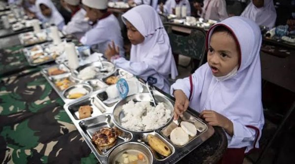Wakil Presiden Terpilih Gibran Rakabuming Raka Mengecek Uji Coba Makan Bergizi Gratis di Bogor