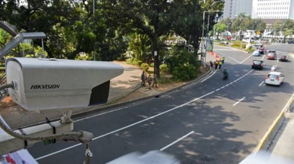 Viral di Media Sosial: Mobil Dinas RI 24 Masuk Jalur Transjakarta, Terhenti Karena Bus Berhenti
