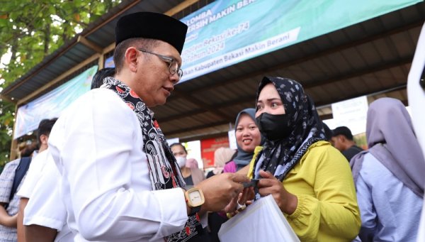 Masyarakat Desa Jejalen Berbondong-bondong Kunjungi Stand Botram di Halaman Kantor Desa