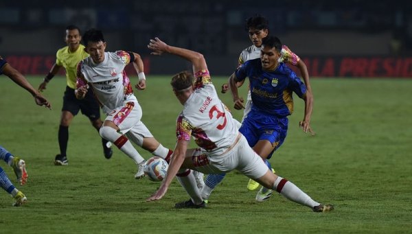 PERSIB Tertinggal 0-1 dari Persis Solo di Babak Pertama Piala Presiden 2024: Gol Ramadhan Sananta Menjadi Pembeda