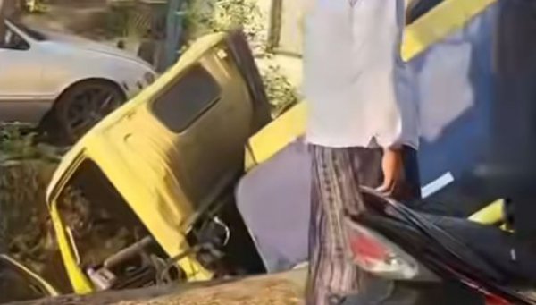 Truk Pengangkut Air Minum Tergelincir ke Sungai, Kemacetan Parah di Jalan Raya Bandung-Cianjur