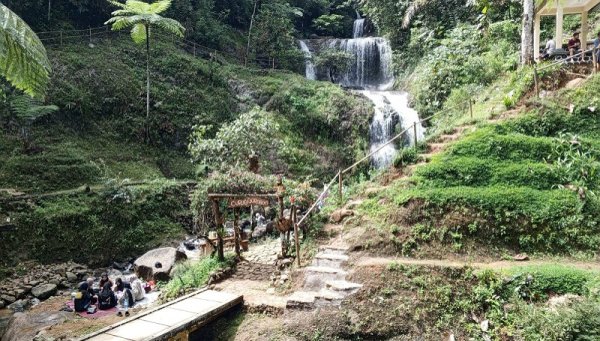 Nikmati Keindahan Curug Gorobog di Kaki Gunung Goong