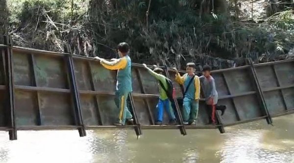 BPBD Sukabumi Tutup Jembatan Rusak yang Nyaris Putus di Sungai Cikaso