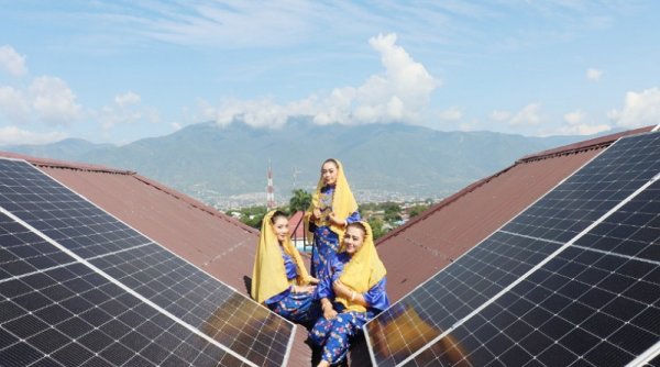 Implementasi Misi Keberlanjutan, FIFGROUP Pasang Solar Panel Ke-22 di Palu
