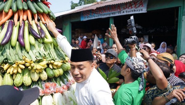 Wali Kota Surabaya Eri Cahyadi Hadiri Sedekah Bumi dan Arak-arakan Gunungan di Simo Gunung Barat, Antusiasme Warga Membuncah
