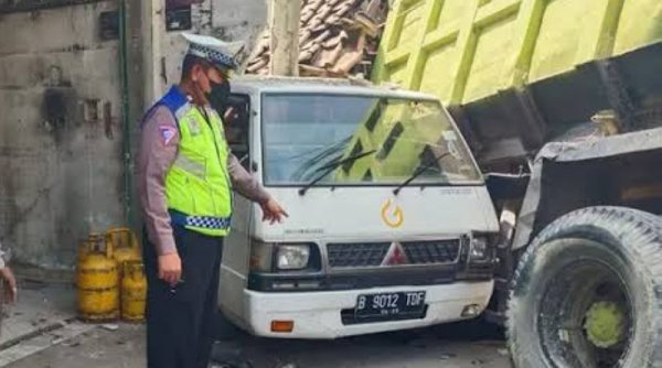 Truk Batu Kapur Tabrak Pikap Elpiji dan Rumah di Cileungsi