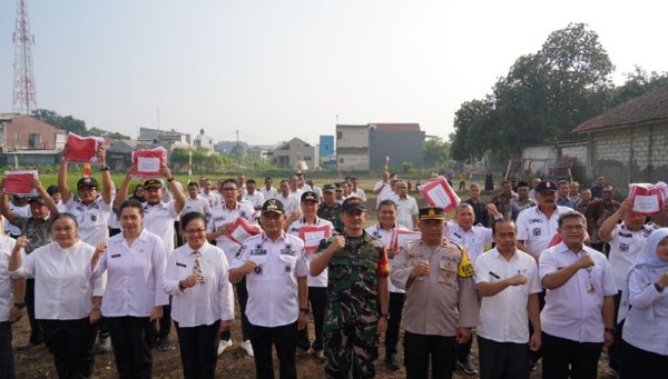 Jelang Peringatan HUT ke-79 RI, Pemerintah Kecamatan Cibinong Gelar Apel Gabungan dan Penyerahan Bendera Merah Putih