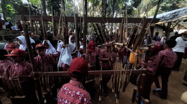 Serunya Pelajar Sukabumi saat Mencoba Angklung Hingga Kaulinan Barudak Sunda