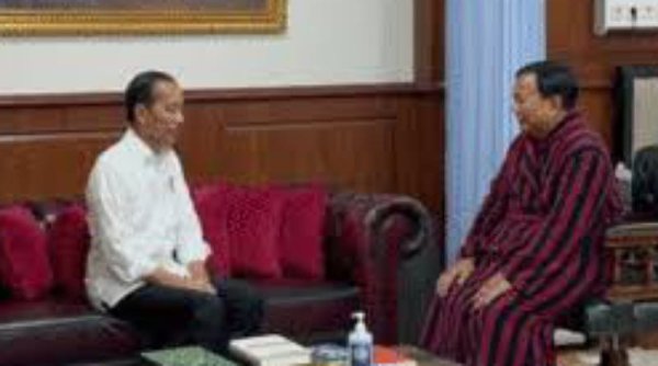 Presiden Jokowi Menjenguk Menteri Pertahanan Prabowo Subianto yang Baru Menjalani Operasi