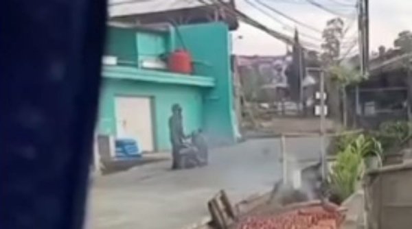 Pengendara Keras Kepala Terjebak di Jalan yang Sedang Dicor