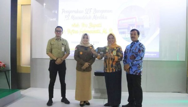 Bupati Ikfina Fahmawati Serahkan Sertifikat Laik Fungsi, Jaminan Keamanan dan Kenyamanan di Mojokerto