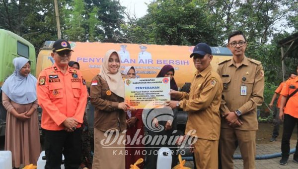 Pemkab Mojokerto Salurkan Bantuan Air Bersih dan Sembako kepada Warga Terdampak Kekeringan di Kunjorowesi