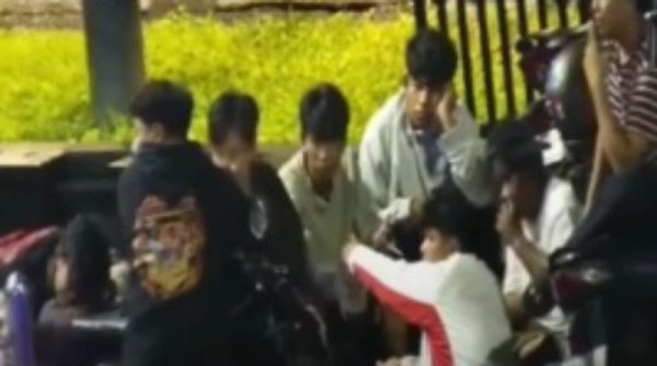 Remaja Pesta Miras di Pinggir Jalan Pahlawan Semarang, Terekam Kamera Pengawas
