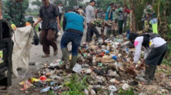 Satgas Citarum Harum Sektor 6 Bersihkan 3 Ton Sampah di Jalan Cikoneng