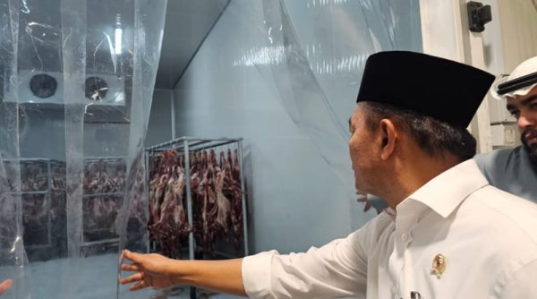 Menko PMK Tinjau Proses Pengemasan Daging Kurban di Makkah