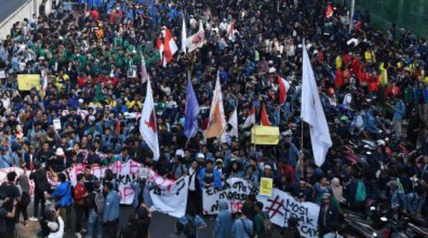 Ribuan Buruh Geruduk MK dan Istana Negara: Tolak Omnibus Law dan Outsourcing, Tuntut Keadilan Upah