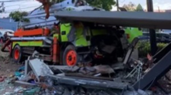 Truk Diduga Rem Blong Tabrak Tiang Listrik dan Pos Satpam, 1 Orang Meninggal Dunia
