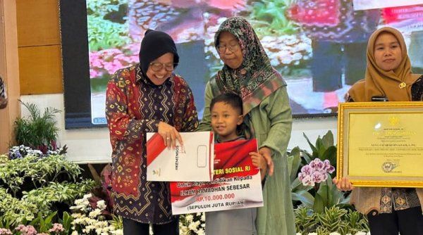 Bantu Ilham, Kapolresta Bandung dan Kasatlantas Dapat Penghargaan Dari Mensos RI