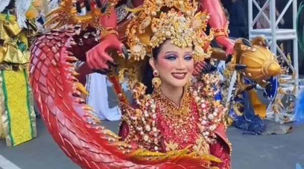 Peserta Banyuwangi Ethno Carnival 2024 Peragakan Kostum Bertema Geopark Ijen di Lorong Bambu Gesibu Blambangan