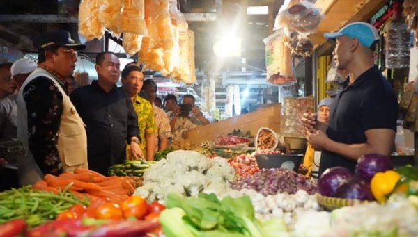 Transformasi Digital dan Stabilitas Harga: Kunjungan Pj Bupati Yudia Ramli di Pasar Rakyat Tanjungsari
