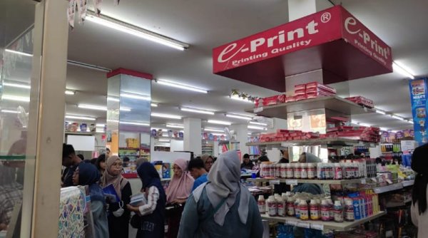 Toko Buku Merauke di Buahbatu Ramai Diserbu Pengunjung Jelang Tahun Ajaran Baru!