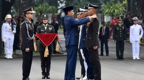 Jokowi Pimpin Pengambilan Sumpah dan Pelantikan 906 Capaja TNI-Polri di Istana Merdeka