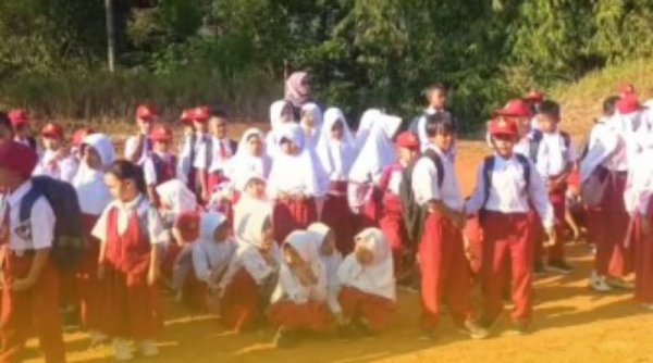 Puluhan Siswa SDN 1 Babakan Talang Gelar MPLS di Lapangan Terbuka, Orang Tua Minta Bangunan Sekolah Baru Segera Dibangun