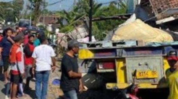 Truk Fuso Tabrak Ruko di Gumukmas, Probolinggo, Sopir Luka-luka