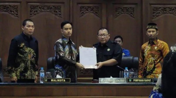 DPRD Solo Setujui Pengunduran Diri Gibran, Teguh Prakosa Resmi Jadi Wali Kota Sementara