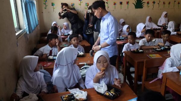 Wapres Terpilih Gibran Rakabuming Raka Tinjau Program Makan Bergizi Gratis di SDN Sentul, Bogor