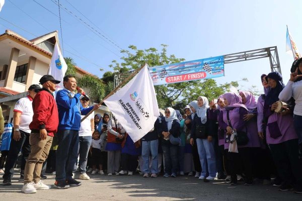 Pj. Bupati Garut Lepas Peserta Jalan Sehat Keluarga Peringati Harganas ke-31 dan HAN 2024