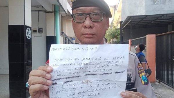 Warga Temukan Bayi Berselimut Jaket Diatasnya Terdapat Surat Wasiat