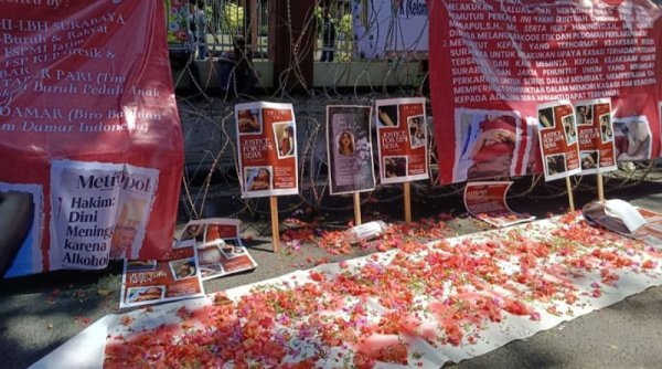 Pasca Vonis Bebas Gregorius Ronald Tannur Massa Gelar Aksi Demo dan Bunga di Pengadilan Negeri Surabaya