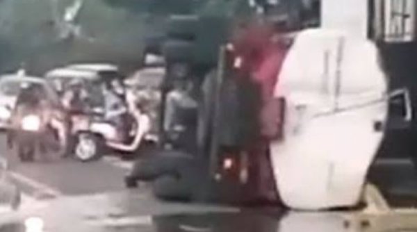 Truk Tangki Bermuatan 7 Ton Minyak Goreng Terguling di Mojokerto, Warga Malah Memanfaatkanya