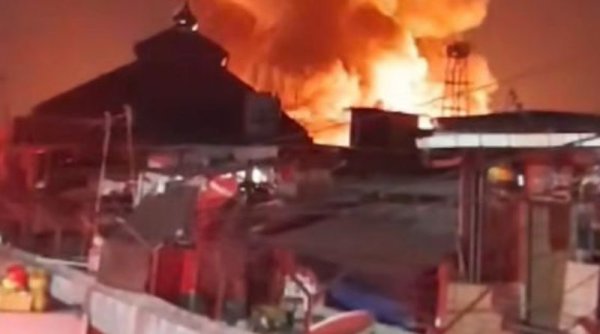 Kebakaran Hebat Landa Kawasan Padat Penduduk di Manggarai, Jakarta
