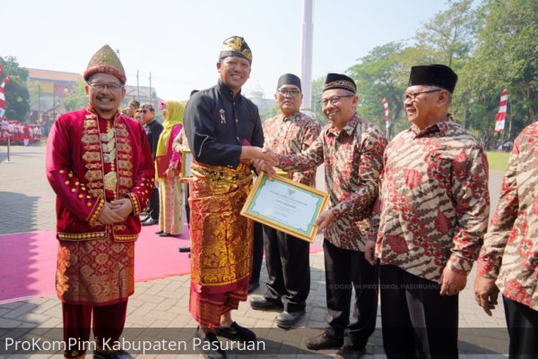 Peringatan HUT ke-79 RI di Pasuruan: Penghargaan Khusus untuk Pendonor Darah 100 Kali