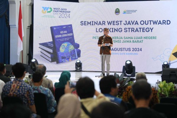 Penjabat Gubernur Jawa Barat Luncurkan Buku West Java Outward Looking Strategy untuk Pengembangan Kerja Sama Global