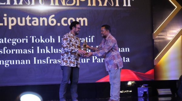 Diwakili Kadiskominfo, Bupati Bandung Raih Penghargaan Tokoh Inspiratif Digitalisasi Desa