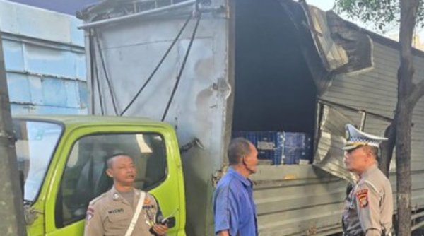 Terjadi Kecelakaan Melibatkan Dua Unit Truk di Jalan Gatot Subroto Arah Kuningan