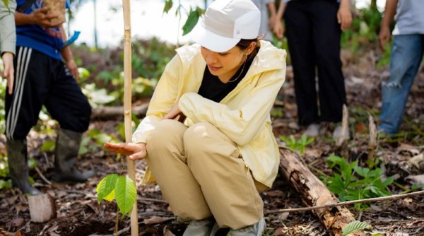 Maudy Ayunda Mendukung Project Reforestasi di Kalimantan dengan Lip Butter Balm