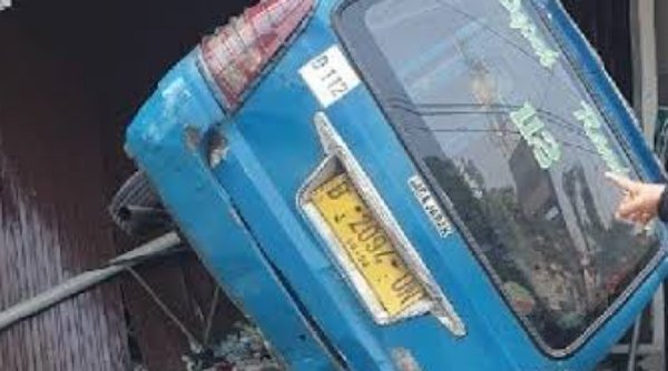Sopir Angkot Hilang Kendali di Pondok Cina, Depok: Tabrak Pejalan Kaki dan Ruko