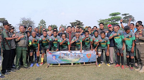 Bupati Dadang Supriatna Buka Turnamen Sepak Bola Antar Linmas Desa di Ciparay