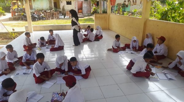 Murid SD di Sukabumi Belajar di Panggung Sekolah Akibat Kelas Rusak