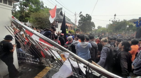 Aksi Kawal Putusan MK di Sukabumi: Pagar Dijebol, DPRD Berkomitmen Sampaikan Aspirasi Mahasiswa