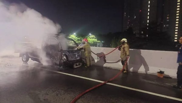 Pikup Terbakar di Tol BSD Serbaraja, Damkar BSD Beraksi Cepat Padamkan Api
