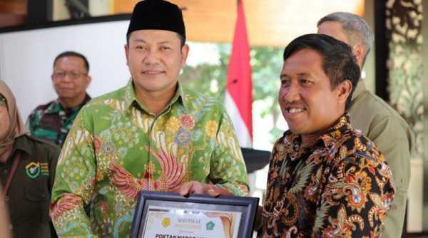Plt Bupati Subandi Serahkan Bantuan Irigasi untuk 90 Kelompok Tani
